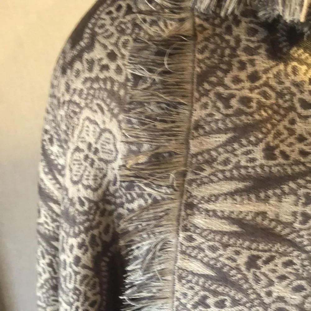 Chico’s Lacey jacquard wrap scarf gray one size fringe edge NWT - Picture 4 of 12